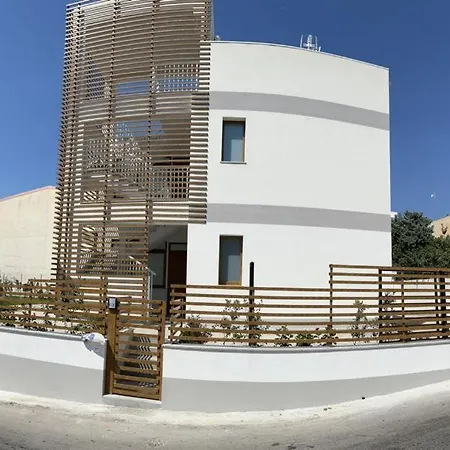 - Via Del Laghetto Apartment